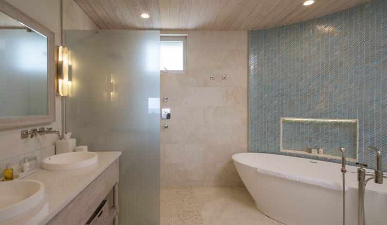 3 - Bluff Room Bathroom 